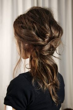 love these 'messy' ponytails and buns, they are a newer version of what we used to call 'touseled' hair or bedhead. sexy & relaxed. love<3 Updo Casual, Hair Powder, Pinterest Hair, Popular Hairstyles, Gorgeous Hair