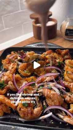 the video shows how to cook shrimp and onions on a grilling pan with garlic