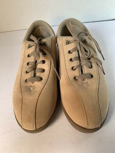 Women Size 10.5 Bowling Shoes by Easy Spirit Tan Color Suede Leather Tie Closure. Casual Leather Golf Shoes With Round Toe, Casual Leather Golf Shoes, Vintage Leather Sneakers With Round Toe, Vintage Suede Sneakers With Round Toe, Suede Low-top Walking Shoes With Leather Footbed, Vintage Leather Outdoor Sneakers, Retro Brown Leather Lace-up Shoes, Vintage Bowling Shoes, Vintage Leather Lace-up Skate Shoes