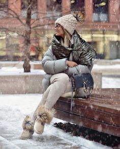 Gray Puffer Jacket Outfit, Puffer Jacket Outfits, Grey Puffer Jacket, Grey Puffer, Snow Outfit, Moda Chic, Ski Fashion, Outfits With Hats