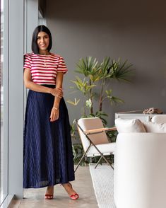 Sandália Vermelha - Saia Longa Azul Marinho - Blusa Listrada Branca Com Vermelho - Colar de Pérolas Look Chic, Casual Fall, New Outfits, Casual Looks, What To Wear, Winter Outfits, Midi Skirt, Stripes, My Style