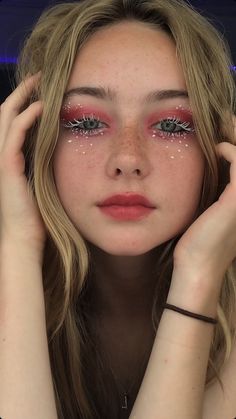 White Pink Makeup, Pink White Makeup, Makeup Ideas Euphoria, White And Pink Makeup Looks, Makeup Ideas White Eyeliner, Makeup Looks Euphoria, White And Pink Makeup, White Eyelashes Makeup Look, Fee Make Up