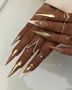 Nye Nails Stiletto, Goddess Nails Designs Gold, Stilleto Fall Nail Designs, Fall Nails 2023 Stilleto, White And Gold Stiletto Nails, Stiletto Nail Art Fall, Gold Nails Stiletto