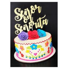 a birthday cake decorated with flowers and the words sero se sepita on top