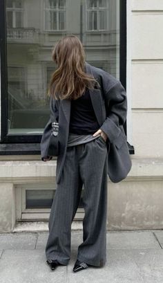 Spring fit 🎱 grey pants, black pumps, grey oversized blazer, black sweater #springoutfitsforwomen Elegant Baggy Outfit, Grey Trousers Winter Outfit, Oversize Blazer Street Style, Grey Wool Sweater Outfit, Outfit With Oversized Blazer, Grey Blazer Winter Outfit, Blazer And Coat Outfit, Oversized Gray Blazer Outfit, Grey Suit Aesthetic