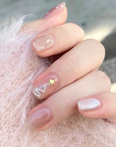 Christmas Inspired Nails Short, Short Gel Nails Korean, Christmas Short Nail Ideas, Christmas Nails Short, Simple Nail Ideas, Nail Art Noel, Christmas Tree Nails, Minimal Nails Art, Tree Nails