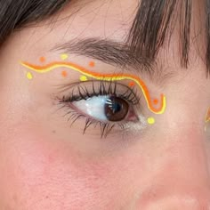 Colorful Eyeliner Ideas, Creative Eye Makeup Ideas, Yellow Face Paint, Eyeliner Grafico, Colors Eyeliner, Eyeliner Colorful, Colorful Eyeliner