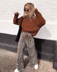 Wide Leg Outfit, Casual Denim Outfits, Legs Outfit, Look Adidas, Leopard Print Pants, Skandinavian Fashion, Legging Outfits, Print Pants, Mode Inspiration