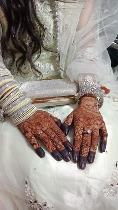 the brides hands are decorated with jewelry