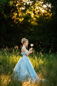 Senior Pictures With Prom Dress, Ball Gown Photoshoot Outdoor, Prom Picture Locations, Grad Dress Picture Ideas, Prom Dress Photoshoot Ideas, Cinderella Photoshoot Ideas, Grad Dress Photoshoot Ideas, Grad Dress Photoshoot, Solo Prom Pictures