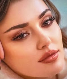 Lebanese Makeup, Bold Eyebrows, Sultry Makeup, Aesthetic 2000s, Subtle Makeup, Makeup 101, Alkaram Studio, Creative Makeup Looks, Glowy Makeup