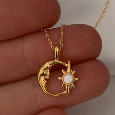 Farbe: Gold   Modeelement: Mond, XINGX   Stil: Mori-Stil Sun And Moon Pendant, Mori Style, Star And Moon Necklace, Gold Moon Necklace, Moon Phases Necklace, Golden Sun, Moon Pendant Necklace