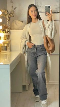 Long Cardigan Outfit, Straight Jeans Outfit, Stile Blair Waldorf, Adrette Outfits, Straight Leg Jeans Outfits, Uni Fits, Looks Pinterest, Fest Outfits