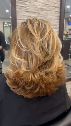 Flipped Out Ends Hairstyle, Layered Volume Haircut Short, Feathered Fringe Hairstyle, Multi Layer Haircut, Shorthair Bangs, Balayage Layers, Blonde Layered Hair, Haircuts For Medium Length Hair, Highlights Balayage