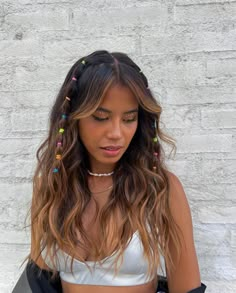 22 Easy Festival Hair Ideas To Get You In The Party Mood Quickly Hair Ideas For Festivals, Hair Ideas Festival, Easy Festival Braids, Haïr Style For Concert, Sparkly Festival Outfit, Festival Accessories Ideas, Outfit Creamfields, Coldplay Concert Outfit Ideas 2024, Hens Makeup