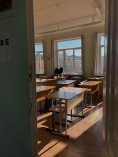 an empty classroom with desks and chairs