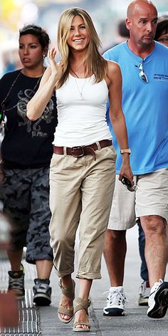 ESPADRILLE WEDGES photo | Jennifer Aniston Minimalisticky Chic, Casual Chique Stijl, Khaki Pants Women, Jennifer Aniston Style, Jenifer Aniston, Moda Chic, Bohol, Stitch Fix Stylist, Fashion Mode