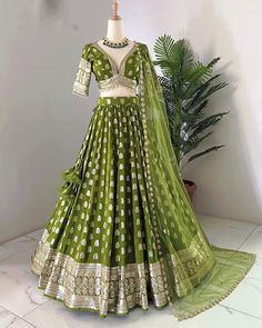 Designer Heavy Work Mehendi Lehenga Choli Set Sangeet Engagement Sequins Lehenga Green Lehenga Choli, Bridal Lehenga Designs, Simple Lehenga, Latest Bridal Lehenga, Sabyasachi Lehenga, Wedding Lehenga Designs, Lehenga Designs Simple, Green Lehenga, Gaun Fashion