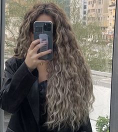 Long Blonde Curly Hair, Ice Blonde Hair, Brown Wavy Hair, Curly Color, Summer Blonde Hair, Grey Curly Hair, Highlights Curly Hair, Brown Hair Looks, Blonde Curly Hair