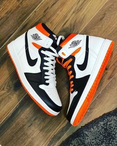 Nike Dunk Low Nike Air Jordan Orange And White, Orange Aj1 Outfit, Air Jordans Mens Outfit, Air Jordans Orange, Electro Orange Jordan 1, Mens Air Jordans, Orange Jordans, Air Jordan 1 Orange, Tenis Air Jordan