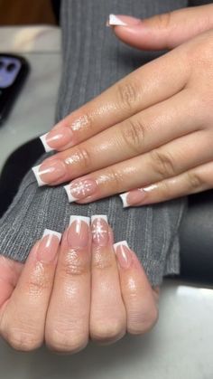 White Christmas Nails French Tips, Nail Inspo Acrylic Christmas, Snow Flake French Tip Nails, French Tip Nails With Design Christmas, Blue French Tip With Snowflake, Christmas White French Tip Nails, Christmas Nails White French Tip, Short French Christmas Nails, French With Snowflake Nail Design