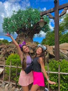 Animal Kingdom Instagram Pictures, Disney Friends Aesthetic, Disney Animal Kingdom Photo Ideas, Disney Pictures With Friends, Disney Outfits Best Friends, Disney World Photo Ideas Friends, Disney With Best Friend, Disney Poses Ideas Best Friends, Best Friend Disney Pictures