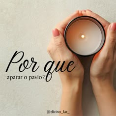 a person holding a candle in their hands with the words por que appear o pavo?