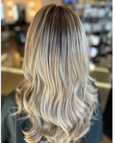 Woman with gorgeous blonde hair and melted roots. Transform your look with these 21 gorgeous blonde root melt ideas! From subtle blends to bold contrasts, find your perfect hair color today. Get inspired for your next set of blonde highlights or balayage service with this amazing hair inspo! Gorgeous Blonde Hair, Hair Facts, Awesome Hairstyles