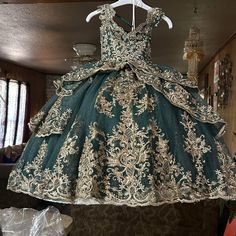 Beautiful Hunter Green 3 Aos/Presentacion Dress. Size 3t. Worn For A Few Hours. Will Include Crinoline. Lots Of Glitter. Hunter Green, Kids' Dresses, Colorful Dresses, Glitter, Formal Dresses, Green, Dresses, Color