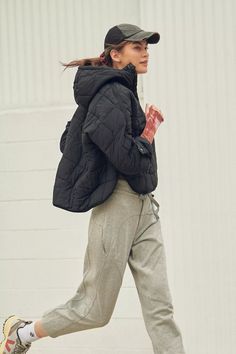 Pippa Packable Pullover Puffer | Free People Matching Loungewear Set, Perfect Travel Outfit, Comfy Travel Outfit, Athletic Crop Top, Comfy Travel, Free People Activewear, Workout Tops For Women, Jumpsuit Chic, Uggs Outfit