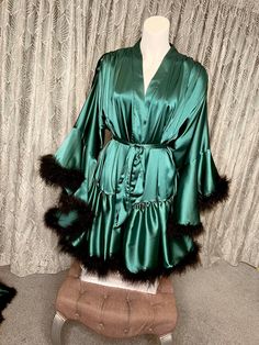 This vintage Emerald Green Hollywood inspired short robe is handmade from a super soft slight stretch Satin with a marabou feather trim and matching belt. The perfect robe to strut around the house in, for a photoshoot, for as a stunning bridal wedding robe. Also available in a long version and other colours available. Can be customised in any way, please just message me with your ideas! All items can be custom made to fit your measurements. Please allow 7-14 working days for your item to be mad Hollywood Vintage, Green Feather, Hollywood Style, Wedding Robe, Feather Trim, Hollywood Fashion, Stretch Satin, Green Shorts, Mode Vintage