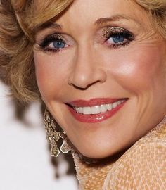 BEAUTYGEEKS: I'm obsessed with this image of Jane Fonda from the 2011 Cannes Film Festival red carpet. She looks so incredible. At 75, she looks better than many people my age (44), including me. But what I love most is that shimmery eye makeup. Many older women fear shimmer on lids, but they shouldn't. Here's how to try it: http://imabeautygeek.com/2013/04/26/f-is-for-fonda-jane-how-to-do-your-eye-makeup-like-hers/ Motb Makeup, Classic Eye Makeup, Aging Makeup, Makeup Over 50, Makeup Tips For Older Women, Makeup For Older Women, Simple Makeup Tips, Wedding Makeup Tips, Silver Sage