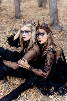 Maquillage Halloween Simple, Witch Photos, Plus Size Halloween Costume, Witch Costumes, Halloween Photography, Witch Makeup, Halloween Makeup Inspiration, Halloween Costumes Makeup, Halloween Photoshoot