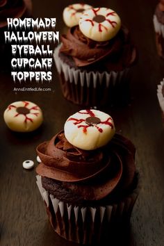 Two Halloween eyeball cupcakes against a dark background, several eyeball toppers surround the cupcakes Cupcake Topping, Macabre Halloween, Cupcake Toppings, Halloween Food Cupcakes, Cupcakes Easy, Fall Recipes Pumpkin, Halloween Cupcake Toppers