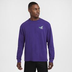 Add a touch of vintage hoops to your long-sleeve T-shirt game. Its loose fit and soft midweight cotton bring a structured feel. Louis Vuitton Taschen, Sneaker Trend, Basket Vintage, Purple Nikes, Basketball T Shirt, Purple T Shirts, Nike Tshirt, Purple Fashion, Mens Basketball