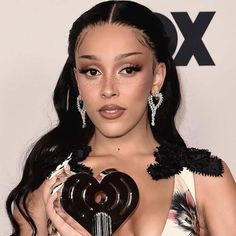 Doja Cat Eyebrows, Doja Cat No Makeup, Doja Cat Black Hair, Doja Cat Makeup Looks, Doja Cat Pretty, Eyebrows Looks, Doja Cat Makeup, Cat Eyeliner Makeup, Maquillaje Aesthetic