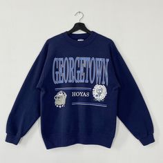 vintage des années 90 Georgetown University sweat Georgetown Crewneck Georgetown pull pull Georgetown Hoyas impression logo bleu moyen :- Université de Georgetown :- Grand 𝐑𝐞𝐜𝐨𝐦𝐦𝐞𝐧𝐝 :- Convient à moyen Mesure manuelle :- (aisselle à aisselle) :- 21,5 pouces/55 cm (de l'épaule à la fin du vêtement) :- 26,5 pouces/67 cm Description :- Bon état 8/10. - Défaut mineur, défauts réparés, reportez-vous à la photo. - Les couleurs peuvent être différentes en raison de l'éclairage. - Tous les arti State Crewneck, Georgetown Hoyas, Georgetown University, Navy Sweatshirt, Gameday Outfit, Penn State