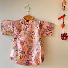 They are cute Flower baby kimonos🥀 🌸Size(1) ✴︎Size: Height 60-70cm/24-27 Inches   ✴︎Material: 100% Cotton (Japanese fabric) ✴︎Colour might be different depending on the viewer's screen settings ✴︎The Age: around 6 months to 12 months (Please check the babies) 🌸Size(2) ✴︎Size: Height 100cm/39 Inches  ✴︎Material: 100% Cotton  (Japanese fabric) ✴︎Colour might be different depending on the viewer's screen settings ✴︎The Age: 12 months to 24 months (Please check the babies) 📖 ✴︎You can adjust tie Twins Clothes, Baby Kimono, Bebe Baby, New Flower, Small Pouch, Fabric Colour, Tiny Hand, Newborn Baby Gifts, Age 12