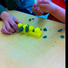 Using duplo blocks with playdoh and dental floss for dental health week. (idea from b.wallace). Use yarn as floss to get the gunk out...cute!!! Early Years Dentist Activities, Dental Heath Craft Preschool, Dental Health Art For Toddlers, Prek Dental Health Crafts, Montessori Dental Health Activities, Dental Activities, Dentist Crafts, Block Center Preschool