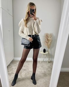 Short Leather Skirt Outfit, Leather Skirt Outfit Winter, Mini Shorts Outfit, Winter Shorts Outfits, Leather Shorts Outfit, Looks Com Short, Black Shorts Outfit, Lederhosen Outfit, Short Cuir