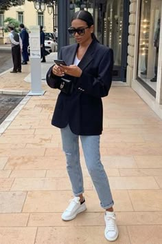 Blazer Trainers Outfit, Blazer And Trainers Outfit, Jeans And Blazer Outfit Business Casual, Jeans Trainers Outfit, Look Blazer Noir, Mcqueen Trainers Outfit, Jeans Noir Outfit, Outfit Avec Blazer Noir, Alexander Mcqueen Trainers Outfit