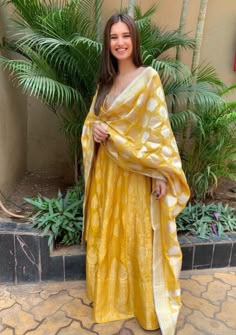 From sarees to lehengas, tara sutariya's ethnic looks never fail to dazzel Tara Sutaria, Banarasi Suit, Indian Outfits Lehenga, Sari Dress, Indian Look, Bollywood Outfits