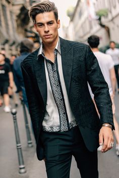 Street Style from Milan Fashion Week Spring 2019. Milan Fashion Week Men, Show Dress, Mens Fashion Swag, Mens Fashion Dressy, Versace Spring, Stylish Mens Fashion, Mens Spring Fashion, Mens Boots Fashion