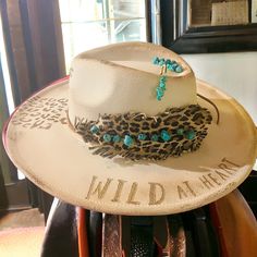 Womens Western Hats, Cowboy Hat Design, Custom Cowboy Hats, Cowboy Hat Bands, Rancher Hat, Boho Cowgirl, Painted Hats, Women Hats Fashion, Chapeau Cowboy