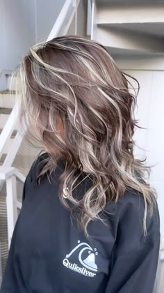 Hair With Brown And Blonde Highlights, Cool Brunette With Blonde Highlights, Lock Color Hair, Dark Hair Blonde Halo, Blond Highlights Ideas, Long Brown And Blonde Hair, Brown And Blond Hair Ideas, Cute Hair Color Ideas For Brunettes, Dark Brown And Blonde Hair Ideas