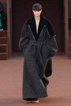 Loewe Fall 2022, 2020s Fashion, Minimal Streetwear, Fashion Figures, Knitwear Men, Fall 2022, Runway Collection, Sleek Fashion