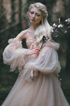 Joanne Fleming, Gaun Abad Pertengahan, Fairytale Photography, Fantasy Dresses, Fairytale Dress, Vestidos Vintage, Fantasy Dress, Fantasy Fashion, Beautiful Wedding Dresses