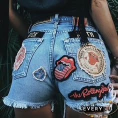 Casual Middle Waist Decorative-patch Jeans Bonaroo Outfit Festival Fashion, Fest Outfits, Bohemian Inspiration, Instagram Baddie, Diy Vetement, Estilo Hippie, Mode Boho, Patched Jeans, Festival Looks