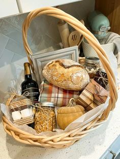 10 Housewarming Gift Basket Ideas - BEYOND THE NOMS Soup And Bread Gift Basket, Baked Goods Basket, Homemade Christmas Gift Baskets, Welcome Home Basket, Italian Gift Baskets, Baking Gift Basket, Kitchen Gift Baskets