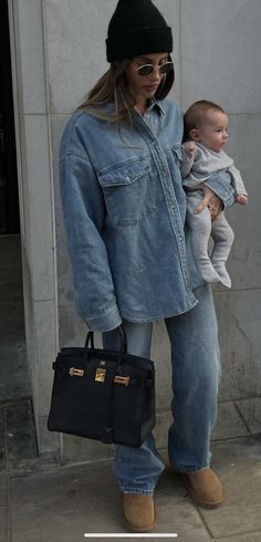 Winter Denim On Denim Outfit, Denim Winter Outfits For Women, Mom Fashion Aesthetic, New York Thanksgiving Outfit, Socal Winter Outfits, Denim Overshirt Outfit Women, Winter Outfits California, Messy Outfit Aesthetic, Denim White Outfit